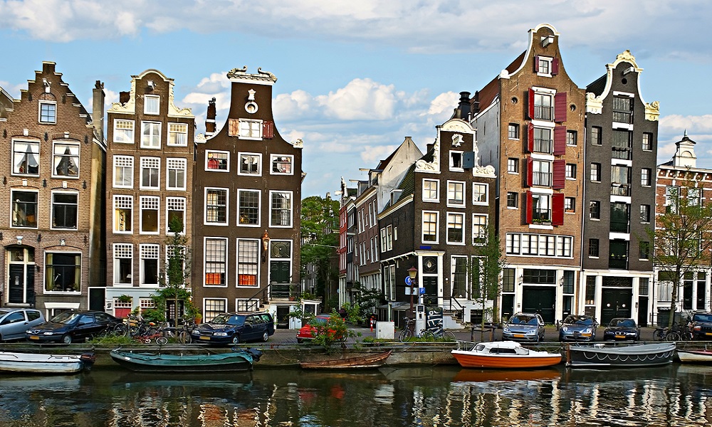 Bergen und Amsterdam sind nur  40 Kilometer von einander entfernt. Wenn Sie die Zeit haben,  besuchen Sie diesen berühmten Weltstadt.  Das Rijksmuseum, Van Goghmuseum, die Kanalen und Monumenten sind ein Must für jede Besucher von Amsterdam.