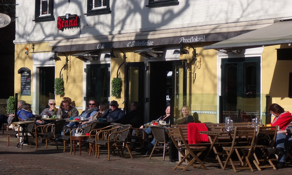 Was Bergen so reizvoll macht....? Die burgundischen Lebenstill,  vielen Bars, trendy Restaurants , stillvollen Geschäften und die ständige Nähe von Mer und Wald machen Bergen zu einem Dorf in das Mann immer wieder zuruckkehren möchte. Setzen Sie sich hin auf einer der Terrassen rundum die historischen Kirche im herzen des Dorfes und geniesen Sie das farbigen Publikum Bergens.